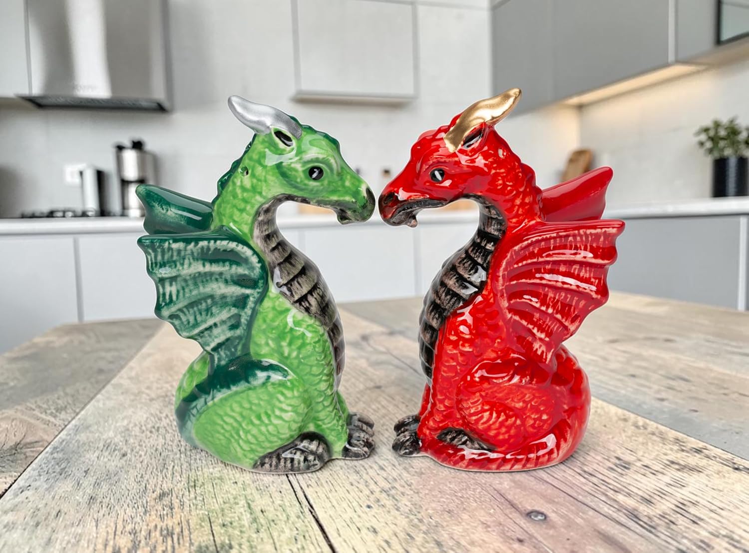 Cosmos Gifts 21096 Medieval Red & Green Dragon Salt and Pepper Shakers